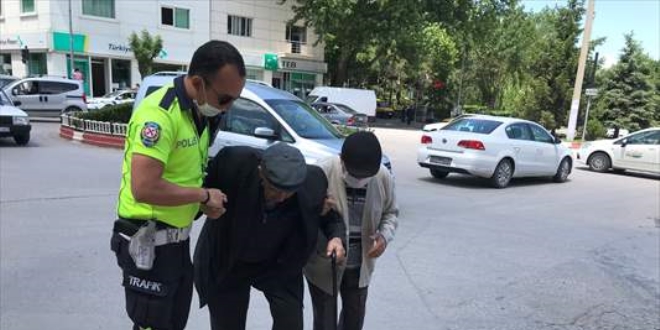 Yürümekte zorluk çeken yaşlı vatandaşa polis eşlik etti