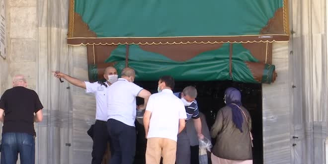 Sosyal mesafeli üçüncü cuma namazı kılındı