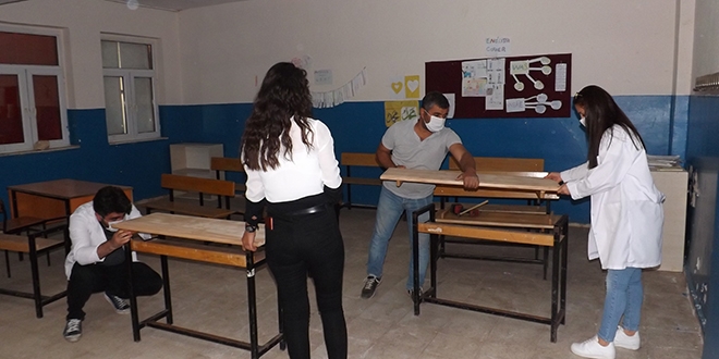 Öğretmenler, LGS öncesi köy okullarının sıra ve masalarını yeniledi