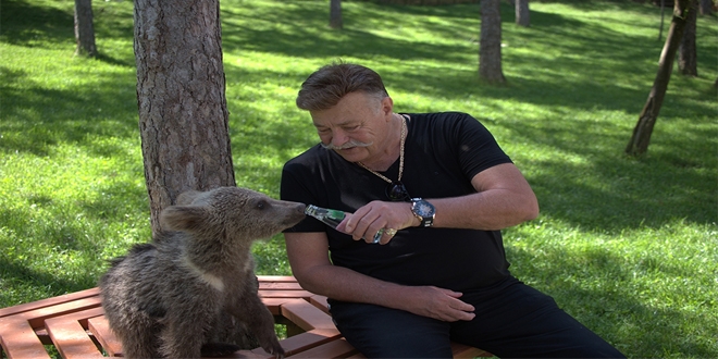 Nuri Al�o, sevimli yavru ay�ya gazoz i�irdi