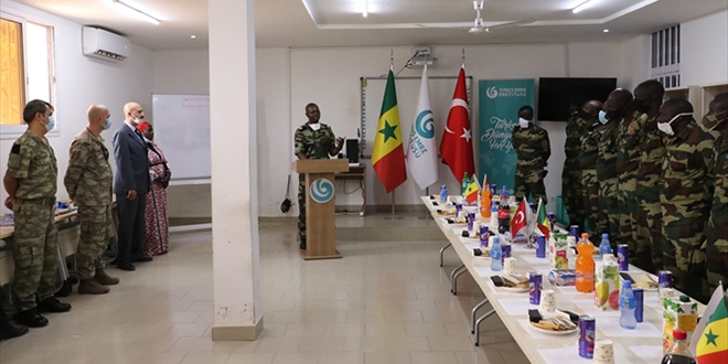 Senegalli askerlerin Türkçe diploma sevinci
