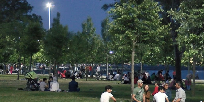 Zeytinburnu'nda vir�s� unutup piknik yapt�lar, oyun oynad�lar