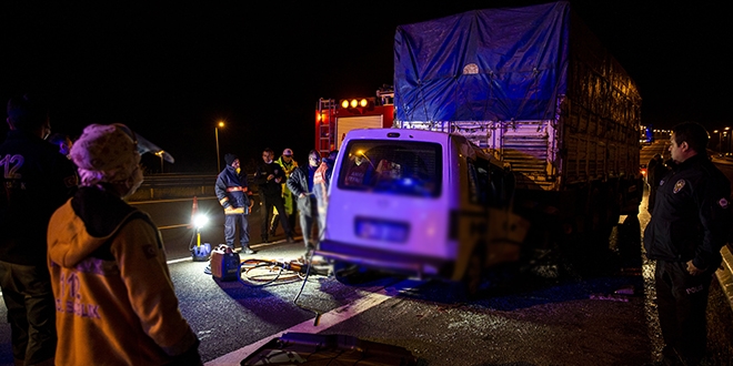 Ba�kentte kamyona arkadan �arpan ara�taki 2 ki�i hayat�n� kaybetti