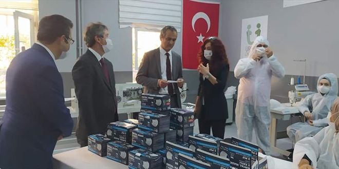 İlk kez, bir meslek lisesi, ürettiği cerrahi maskeleri ihraç etti
