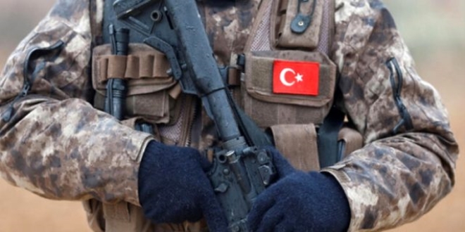 Askeri lojmanda askeri darp edip, silahını çaldılar!