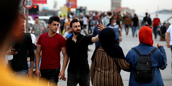 İstanbul'da maske ve sosyal mesafe kurallarına uyulmadı