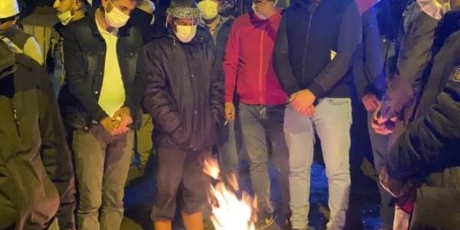 Deprem bölgesinde vatandaşlar geceyi ateş başında geçiriyor