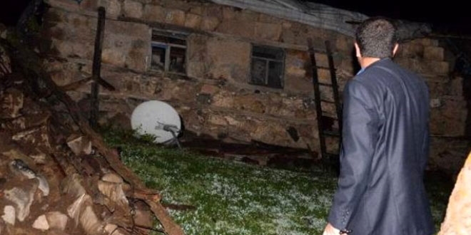 Depremde yıkılan evden 2 saat önce ayrılan 9 kişilik aile faciadan kurtuldu