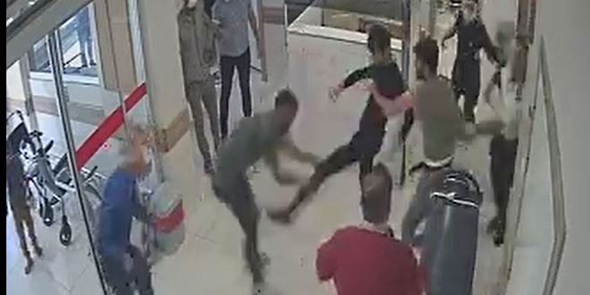 Sağlık çalışanlarına palalı saldırı güvenlik kamerasında