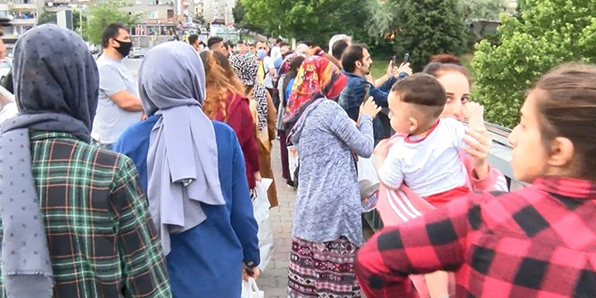 İntihar girişimini izlerken maske ve sosyal mesafe kuralını unuttular