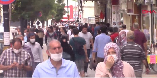 Sivas'ta tedirgin eden görüntü! Maske ve sosyal mesafe unutuldu