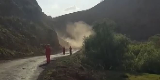 Bing�l'deki deprem sonucu olu�an heyelan kamerada