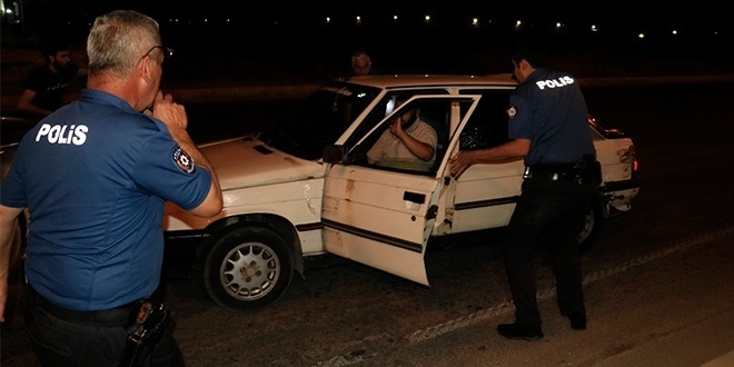 Şüphelileri kovalarken başını taşa çarpan polis yaralandı