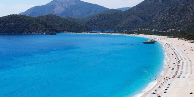 Antalya ve Muğla'da 'sosyal mesafeli' deniz keyfi