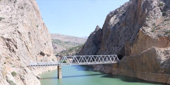 5 kişinin öldüğü kazada aracın nehre düşme anı kamerada