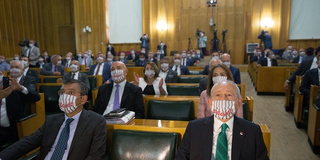 CHP, tepkiler üzerine, Atatürk'lü maskeden vazgeçti