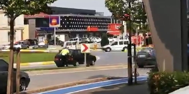 Yolda kalan sürücünün yardımına polis memuru koştu