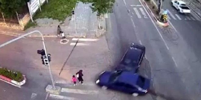 Anne ve kızını ölümden trafik kazası kurtardı