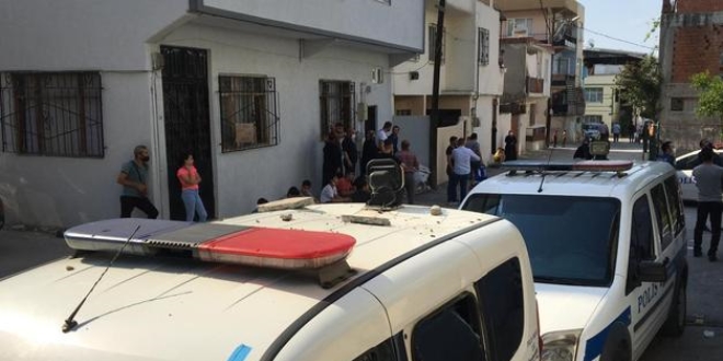 Kavgay� ay�rmaya gelen polislerin arac�n� ta�lad�