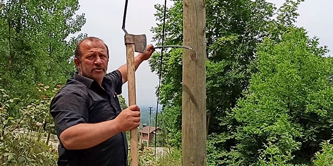 İnternet hizmeti alamayan muhtar direkleri parçaladı