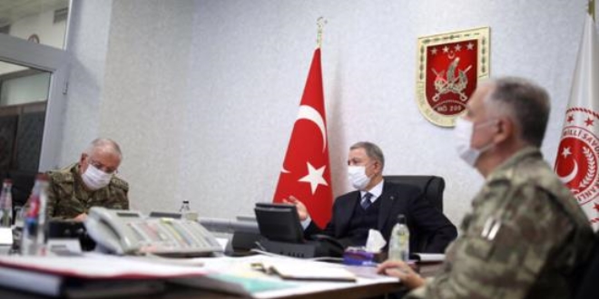 Bakan Akar, harekat merkezinden 'Pençe-Kaplan' operasyonunu izledi