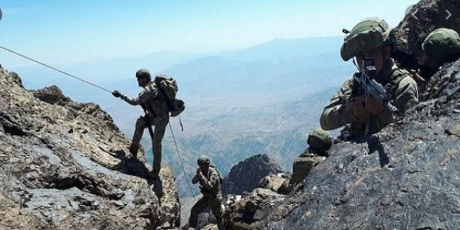 Pençe harekatında komandolar teröristlerin inlerine giriyor