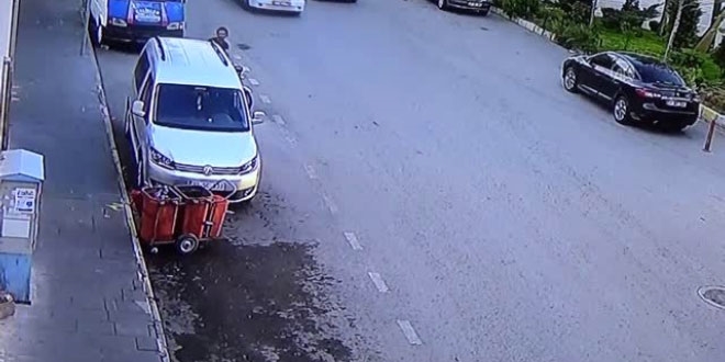 Motosiklet sürücüsünün 'kıl payı' kurtulduğu kaza güvenlik kamerasında