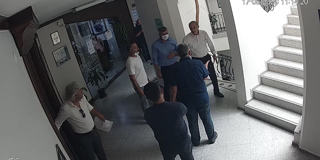 Belediye Başkanı ile görüşüp kendini merdivenlerden attı