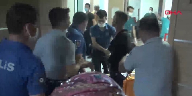 'Yan bakt�' diye b��aklad�klar� ki�iyi sedyede de yumruklad�lar