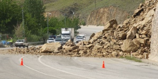 Erzincan-Sivas kara yolunda heyelan meydana geldi