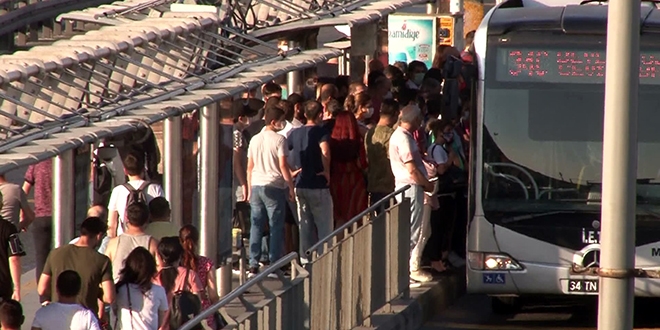 Duraklarda sosyal mesafesiz riskli metrobs bekleyii