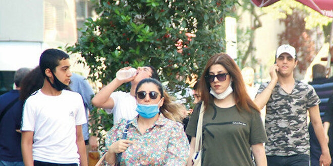 Maskeler kollara ve boyunlara fular olarak kullanılıyor
