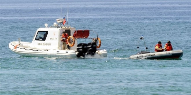 Hesap �dememek i�in denize atlayan ki�iyi Sahil G�venlik kurtard�
