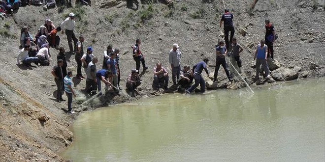 Kaybolan o�lunun g�lete d��t���n� san�p suya giren baba bo�uldu