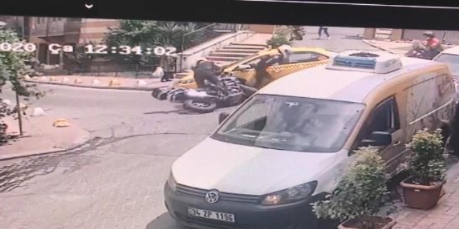 Taksici motosikletten fırlayan polisi son anda havada tuttu