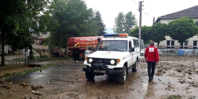 Türk Kızılay su baskınlarının yaşandığı Düzce'de hijyen seti ve içme suyu dağıttı