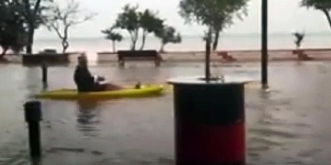 Suyla kaplı caddede kanoyla gezdi