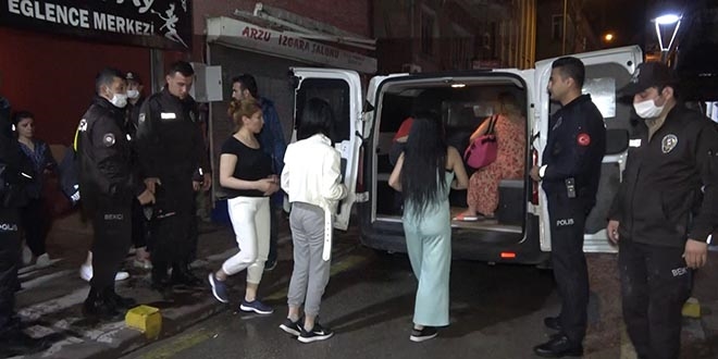 Virüsü hiçe sayıp müzikli eğlence düzenlediler