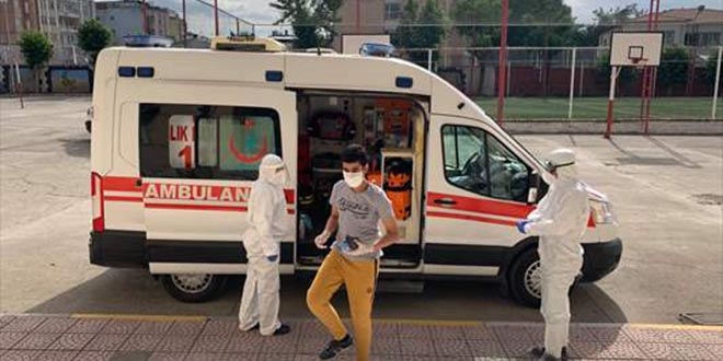 Virüs tedavisi gören gençler ambulanslarla sınav salonuna götürüldü