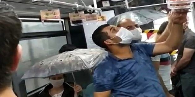 Tavandan akan sular yüzünden metrobüste şemsiye açtılar