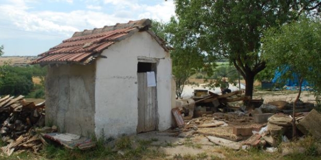 CHP'li belediye evin nndeki 60 yllk tuvaleti mhrledi
