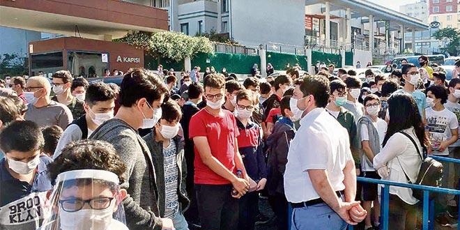 Sınıflarda kurallara uyuldu, dışarıda unutuldu