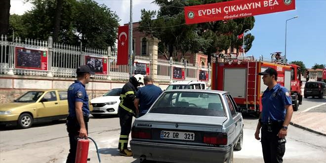 Edirne'de seyir halindeyken alev alan otomobili polis söndürdü