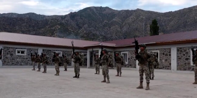 Komandolarımız operasyon için sınır ötesine geçti