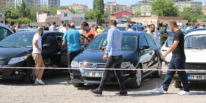 İkinci el oto pazarı'nda mesafe ve maske kuralına uyulmadı