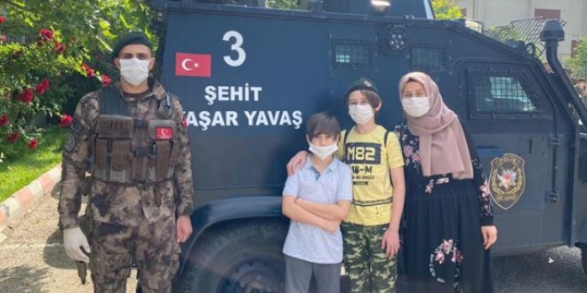 Sınava şehit babasının isminin yazılı olduğu zırhlı araçla gitti