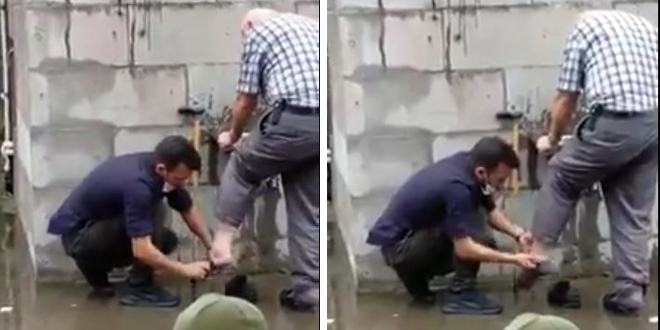 Polis memuru, abdest alan yaşlı adamın çoraplarını giydirdi