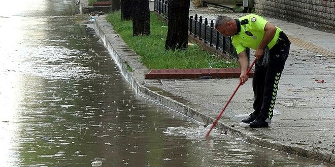 Edirne'yi sağanak vurdu, tıkanan rögarı yine polis açtı