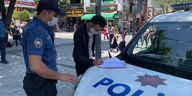 Polisi görünce maske taktılar ama ceza yemekten kurtulamadılar