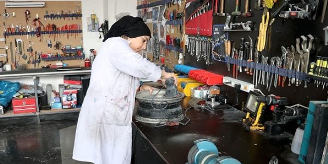 Otomobil jantına Birgül ustanın eli değdi